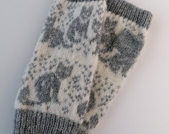 Cute cat pattern fingerless gloves, grey or light grey kitty model, cozy and soft wrist warmers, fingerless mitts for women and teenagers