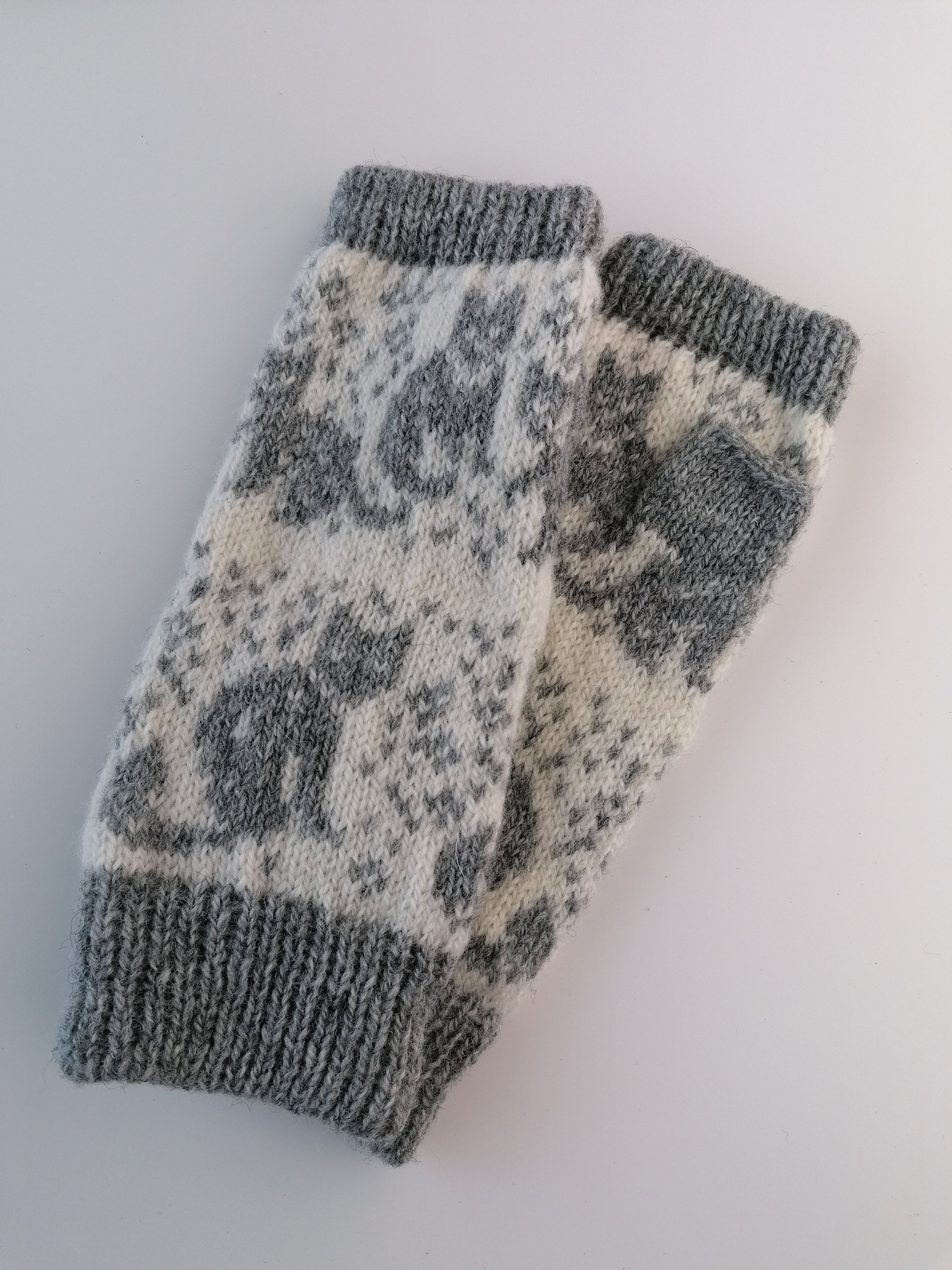 Cat Pattern Fingerless Lambswool Gloves: Cozy Knitted Wrist Warmers