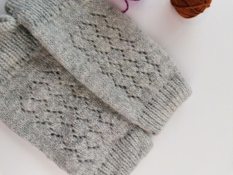 Gray wool fingerless gloves with lacy pattern, very warm gloves for winter, nice minimalistic style zdjęcie 4