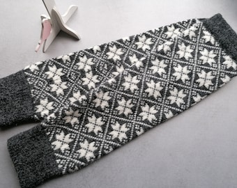 Jambières Fair Isle finement tricotées motif Tori combinaison noir et blanc, idéales pour la marche. Cadeau pour elle.
