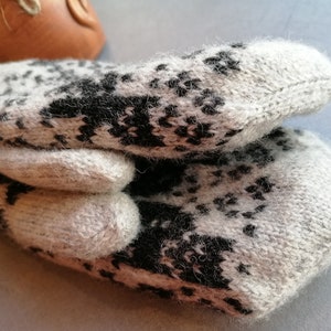 Cozy Cat Patterned Wool Mittens in Light Grey Variation, gift for her image 4