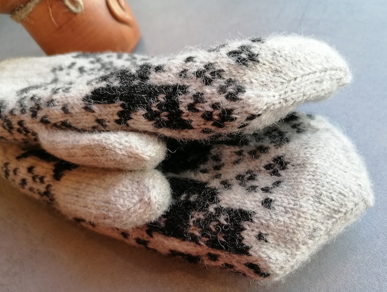 Cozy Cat Patterned Wool Mittens in Light Grey Variation, gift for her image 4