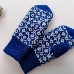 Fair isle knitted mittens, wool mittens with lining, blue-white combination, nordic pattern, gift for her