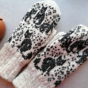 Cozy Cat Patterned Wool Mittens in Light Grey Variation, gift for her image 3