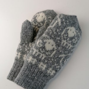 Grey wool mittens for children with sheep pattern, finely knitted gloves with wool lining. Warm, soft and cozy