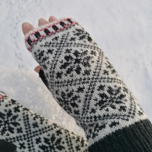 Gloves without fingers, natural wool knit , nice nordic star pattern of Solekiri, soft and warm arm cuffs for women