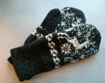 Cozy Nordic Wool Mittens with reindeer pattern for men, black variation