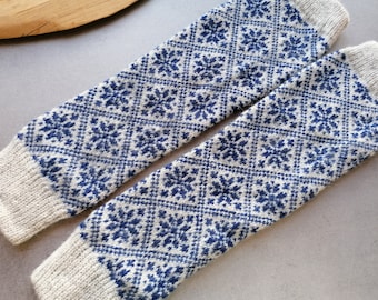 Scaldamuscoli Fair Isle modello SLIM, fantasia a piccole stelle nordiche lavorate a maglia fine, combinazione grigio chiaro e blu, ottimo per camminare. Regalo per lei.