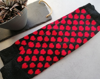 Calentadores de lana de punto con patrón de corazones, combinación de colores negro y rojo con patrón de pequeños corazones finamente tejidos. Bueno para actividades al aire libre.