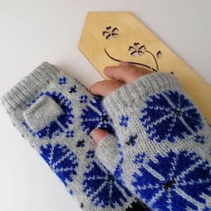 Grijze gebreide vingerloze handschoenen met blauw korenbloemmotief – ideaal voor dames en tieners