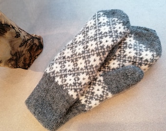 Mitaines en laine hygge nordique, laine de mouton douce avec doublure, combinaison gris-blanc foncé, motif Fair isle appelé Tähekiri Otepää, cadeau pour elle