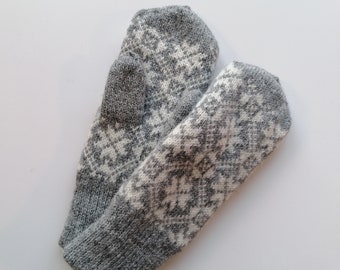 Graue-Weisse gestrickte Fäustlinge, Flauschige Handschuhe, Estnische Strickwaren,  Frau Zubehör im , Schneeflocke Muster