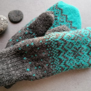 Aquamarine Wool Mittens – Finely Knitted Gloves with Nordic Star Pattern in a Fair-Isle Style