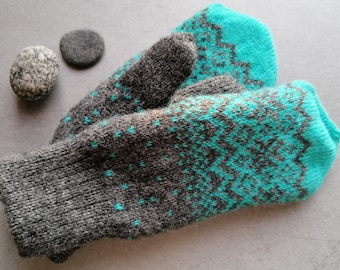 Aquamarine Wool Mittens with Nordic Star Design – Knitted Warmth for Cold Days