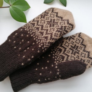 Beige mittens, finely knitted wool accessories for wintertime