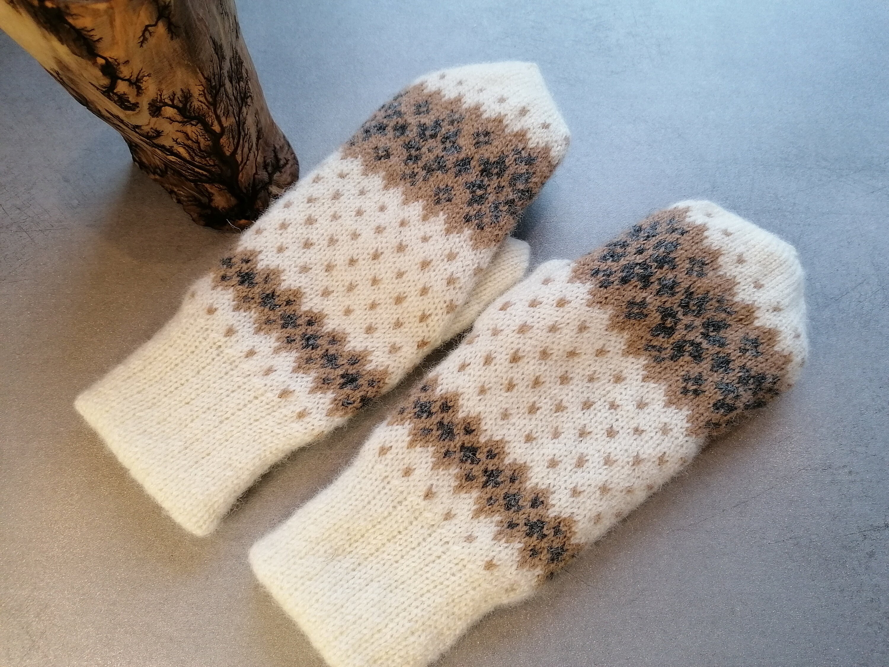 Beige-Weisse gestrickte Fäustlinge, Flauschige Handschuhe, Estnische  Strickwaren, Frau Zubehör im , Schneeflocke Muster