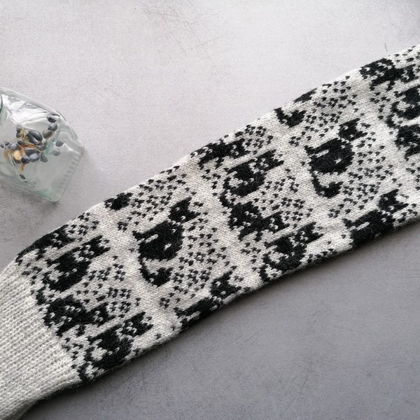 Cat pattern wool leg warmers, finely knitted kitty leggins, light grey and back color combination