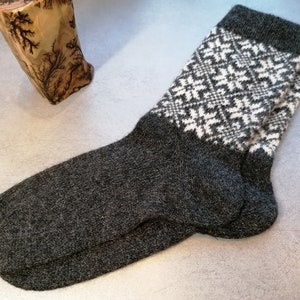 Knitted Wool Socks for Men: White Nordic Star Pattern on Black Anthracite Wool