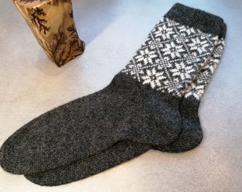 Knitted Wool Socks for Men: White Nordic Star Pattern on Black Anthracite Wool