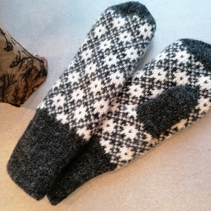 Nordic Wool Mittens – Fair Isle Tähekiri Otepää in Black & White, Soft Lined Sheep Wool