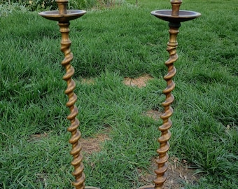 Impresionantes candelabros vintage de latón macizo retorcido de 53 cm de altura.
