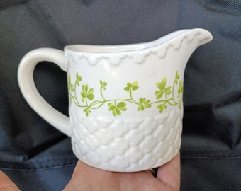 Conexiones de diseño global Kate Williams Crema para café con forma de trébol