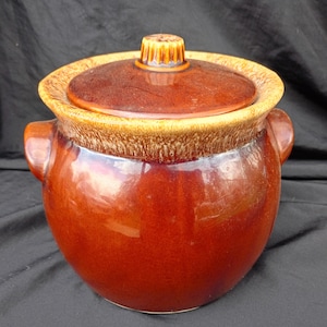 Olla para frijoles de cerámica Hull Pottery, estilo mediados de siglo, con esmalte marrón por goteo.