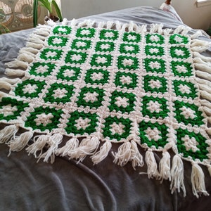 Vintage 35&quot; x 32&quot; Green and White Granny Square Fringed Lap Blanket Afghan Accent