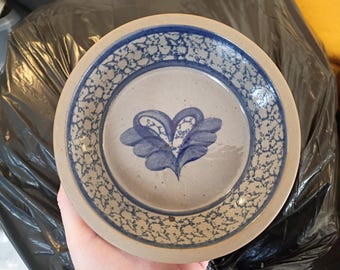 Plato de cerámica vintage BBP Beaumont Brothers de 15 cm (6 pulgadas) en azul cobalto con corazón volador.