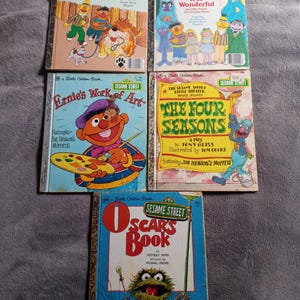 Lot de cinq (5) petits livres dorés Rue Sésame