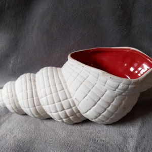 Vintage 25 cm lång spiralformad snäckskål i keramik