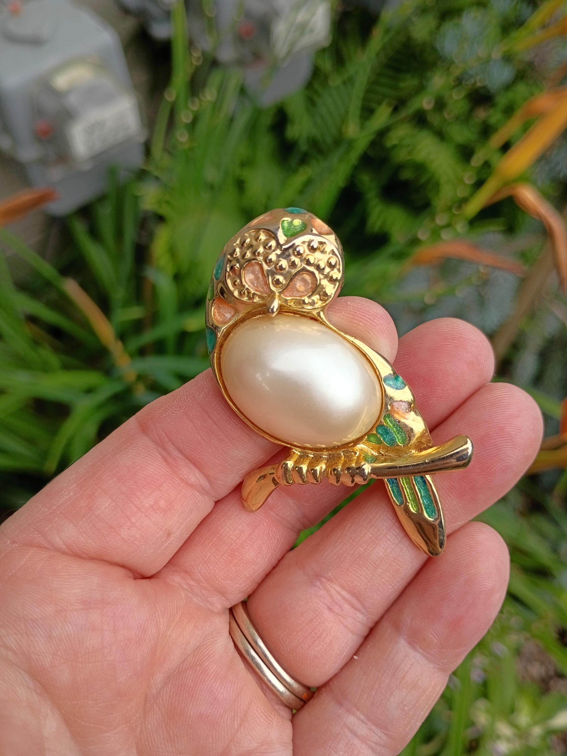 Vtg 1980's Gold Toned 2" Faux Pearl Jelly Belly Style Enameled Owl Brooch