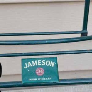 Supporto oscillante Jameson per bottiglie grandi di whisky irlandese da 4,5 litri