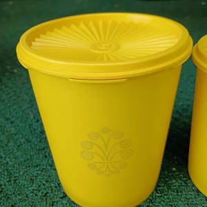 Par de recipientes Tupperware amarillos de tamaño pequeño (7" y 6")