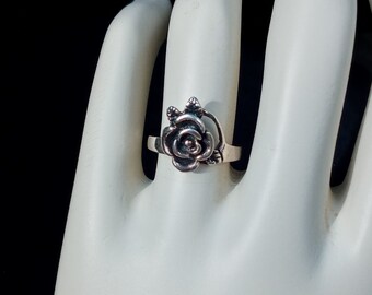 Könnte beinhalten: Ein silberner Ring mit einem detaillierten Rosenmotiv.