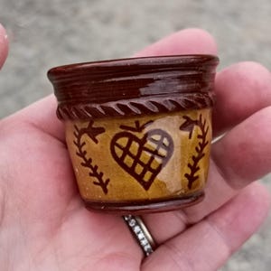 Può includere: Un cartello in legno rustico con la scritta "Welcome to our home" in lettere bianche. Il cartello presenta una finitura invecchiata e un design semplice e accogliente, ideale per un ingresso.