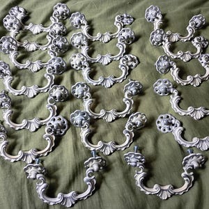 Juego de 18 tiradores a juego para cajones de cómoda, estilo provenzal francés de mediados de siglo.