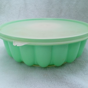 Vtg Tupperware 9.5&quot; jadeite Green Jello Mold