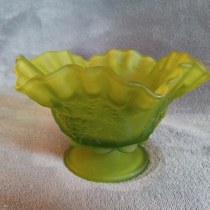 Vtg Westmoreland Green Satin Glass Grape Vine Pattern Pedestal Candy Dish Ruffle
