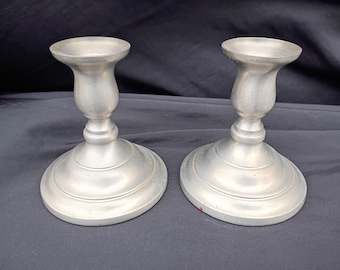 Par de candelabros antiguos de peltre Preisner de 11,4 cm de altura.