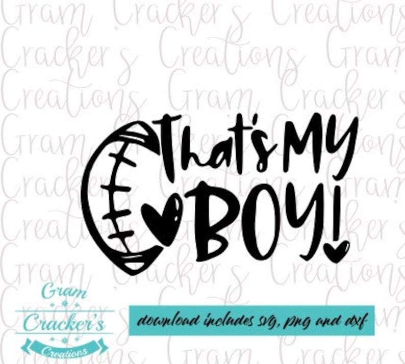 K&ouml;nnte beinhalten: Schwarzwei&szlig;es Grafikdesign mit einem Fu&szlig;ball und dem Text "That's My Boy!" mit einem Herz in der Mitte des Fu&szlig;balls.