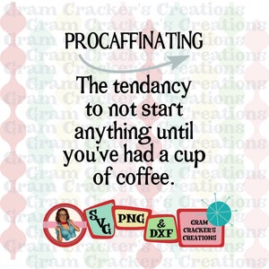 Puede incluir: Fondo blanco con el texto "PROCAFFINATING" y la definición: "La tendencia a no empezar nada hasta que hayas tomado una taza de café." Incluye opciones de archivos SVG, PNG y DXF.