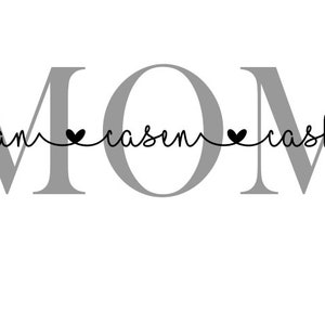 Puede incluir: Texto gris MOM con los nombres "Caelan", "Casen" y "Cashston" escritos en cursiva con corazones entre cada nombre.