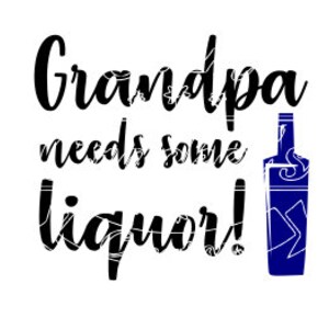 以下が含まれることがあります： 白い背景に、黒の筆記体フォントで「Grandpa needs some liquor!」と書かれています。テキストの右側には、白いアクセントが付いた青いリキュールのボトルがあります。