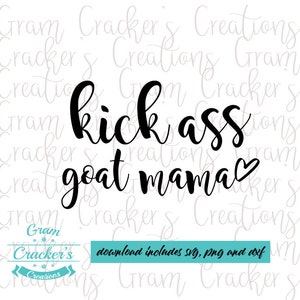 Puede incluir: Texto negro sobre fondo blanco que dice "kick ass goat mama" con un símbolo de corazón. La frase está escrita a mano. Debajo, una pancarta turquesa dice "download includes svg, png and dxf". La imagen tiene una marca de agua.