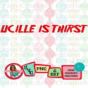 Può includere: Un design grafico retrò con la scritta "LUCILLE IS THIRSTY" in rosso. Il design include un'immagine vintage di una donna e icone di tipo di file, con le parole "SVG", "PNG" e "DXF". Il design è di Gram Cracker's Creations.