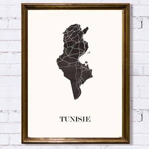 Carte de tunisie graphisme épuré, Décoration tunisienne, Cadeau souvenir tunisie, Affiche style scandinave, Affiche amoureux tunisie, Affiche tunisie, Décoration minimaliste, Poster couleur ardoise à accrocher, Décoration murale tendance, Décoration réalisée par un créateur, Cadeau homme, Cadeau papa, Cadeau maman, Cadeau de noel, Décoration noir et blanc, Cadeau idéal homme, Cadeau idéal femme, Cadeau unique, Cadeau personnalisé, Cadeau anniversaire, Cadeau de rencontre, Cadeau de mariage,
