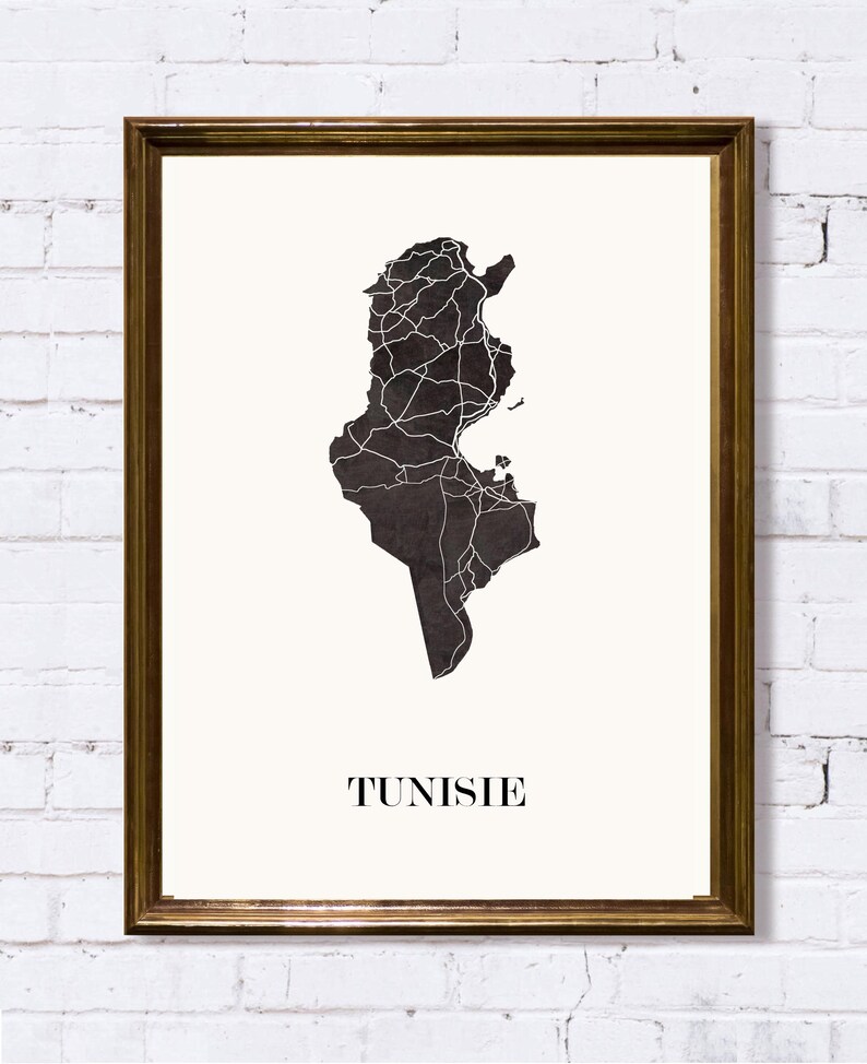 Carte de tunisie graphisme épuré, Décoration tunisienne, Cadeau souvenir tunisie, Affiche style scandinave, Affiche amoureux tunisie, Affiche tunisie, Décoration minimaliste, Poster couleur ardoise à accrocher, Décoration murale tendance, Décoration réalisée par un créateur, Cadeau homme, Cadeau papa, Cadeau maman, Cadeau de noel, Décoration noir et blanc, Cadeau idéal homme, Cadeau idéal femme, Cadeau unique, Cadeau personnalisé, Cadeau anniversaire, Cadeau de rencontre, Cadeau de mariage,
