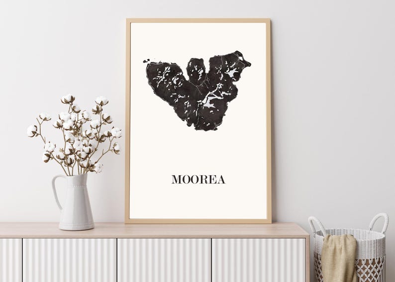 Carte Moorea graphisme épuré. Décoration style Polynésien. Cadeau souvenir Moorea. Affiche style scandinave. Affiche amoureux Polynésie. Affiche Polynésie. Décoration minimaliste. Poster couleur ardoise à accrocher. Décoration murale tendance. Décoration réalisée par un créateur. Cadeau homme. Cadeau papa. Cadeau maman. Cadeau de noel. Décoration noir et blanc. Cadeau idéal homme. Cadeau idéal femme. Cadeau unique. Cadeau personnalisé. Cadeau anniversaire. Cadeau de rencontre. Cadeau de mariage.