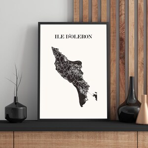 Carte île oléron graphisme épuré, Décoration style île oléron, Cadeau souvenir oléron, Affiche scandinave, Affiche amoureux île oléron, Affiche île oléron, Décoration minimaliste, Poster couleur ardoise à accrocher, Décoration murale tendance, Décoration réalisée par un créateur, Cadeau homme, Cadeau papa, Cadeau maman, Cadeau de noel, Décoration noir et blanc, Cadeau idéal homme, Cadeau idéal femme, Cadeau unique, Cadeau personnalisé, Cadeau anniversaire, Cadeau de rencontre, Cadeau de mariage